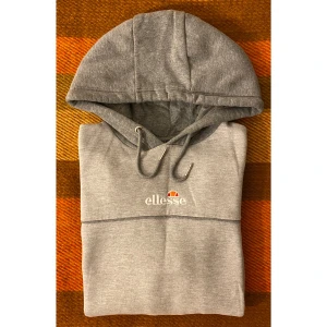 Ellesse Hoodie i grå - Storlek M, passar även S  Skick 10/10