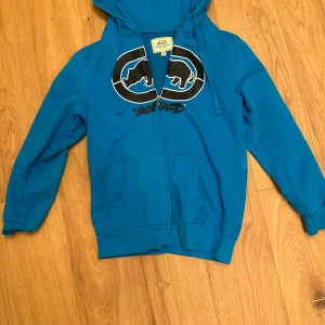 Ecko unltd hoodie  - Säljer nu min ecko hoodie då den inte kommer till användning, strlk M. Lite puff print där fram typ! Hör av er vid funderingar eller ifall ni vill ha några andra bilder!