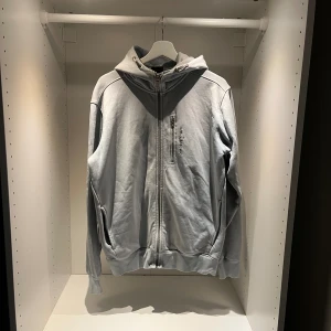 Sail racing zip-hoodie  - Zip hoodie storlek L i färgen ljus blå.  Mycket fint skick! 