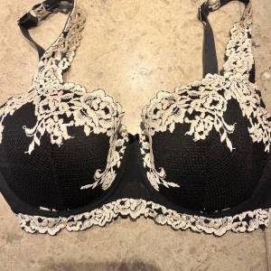 Intimissimi BH  - Säljer dennna superfina BH då den tyvärr inte kommer till användning. Modell balconettebehå Sofia Pretty Flowers. Använd ett fåtal gånger men i bra skick, därav lite lägre pris. Lapparna är bortklippta.