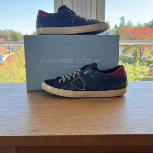 Phillipe model skor - Säljer ett par riktigt snygga Phillipe model i bra skick och otroligt pris Skorna ska vara lite smutsiga men är lite slitna  Storlek 40-41 passar upp till 42  Nypris runt 3500 Mitt pris 1299 Otroligt pris hör av vid frågor 
