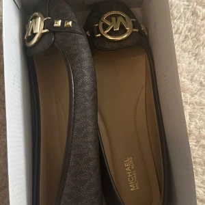 Ballerina MK skor - Äkta, köpta i Micheal kors butiken i Italien. Kommer i originallåda. Endast testade. Stl 37/38 