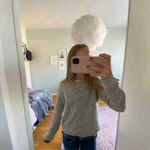 Stickad Kofta - Hej, jag säljer min jätte fina sticade tröja. Köptes här på Plick, fast har inte inte använt så många gånger. Kommer från Gina Tricot. Pris kan diskuteras.💖💖