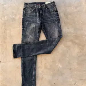 Ett par Jeans men slitningar i storleken 28/32🤑🤑🥳 Dessa jeans är i mycket bra skick!🥳🥳🎉 Säljer de för endast 250kr!!💸💸🤩 Vid minsta fungering så är det bara att kontakta mig!!🤑🤑🤩🏆