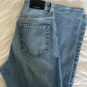 Stradivarius D98 Jeans - Ett par blåa jeans från stradivarius i modellen D98, endast använda två gånger 