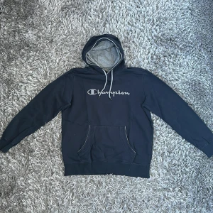 Champion hoodie - Är i bra skick.  En äldre modell utav en champion hoodie Står att det är XL men den sitter på M-L