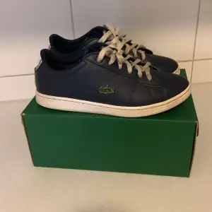 Tja, säljer mina sjukt snygga Lacoste skor som är använda men inget tecken på sönder/hål. 👌🏻 pris: 250kr.      Storlek:38