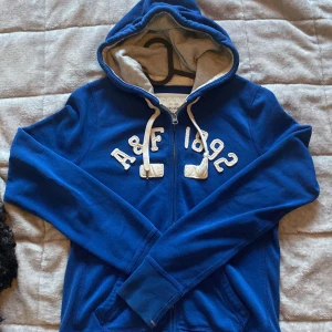 Blå tröja💙 - Köpt på Plick men säljer nu vidare då jag aldrig använder den❣️ Skriv för fler bilder eller vid frågor.
