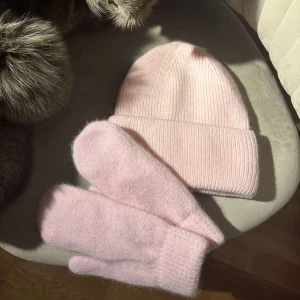 Rosa mohair vantar och mössa - Rosa Mohair mössor och vantar🤍  Pris: 279 kr för en mössa, 239 för vantar och ett sett för 469 kr🌟 Beställ genom att skriva till oss.