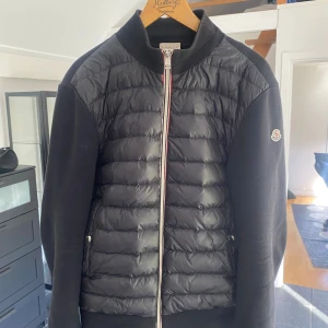 Moncler cardigan  - Moncler cardigan  Självklar äkta. Referens bla finns  Storlek: XL sitter typ som L  Skick: 9,5/10 Nypris: 9 999 kr  Om du har fler frågor eller bud / byten är de bara att höra av sig 😊😊😊