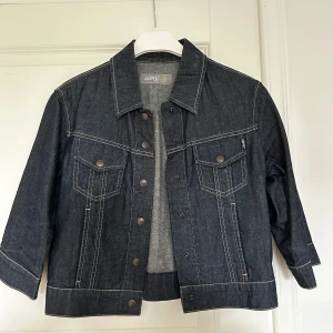 Mörk blå denim jacka  - En snygg mörkblåa demimjacka med korta ärmar i storlek S. Helt oanvänd