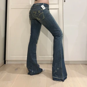 Lågmidjade bootcut jeans - Nya med lappen kvar!! Midja 41 cm och innerben 88 cm och gren 18 cm jae 169 för referens💕ej stretchiga