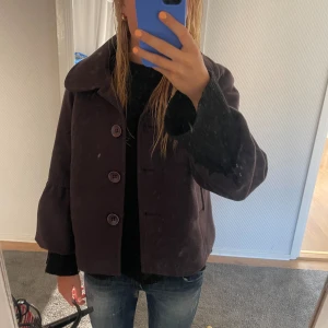Trekvartsärmad kappa - Sååå snygg och höstig kappa i nytt skick! I en vinröd/mörk lila färg