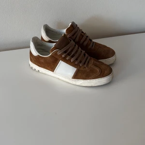 Valentino skor - Säljer dessa skor med 7,5/10 kvalitet i en av de snyggaste färgerna. Priset är inte hugget i sten!!! Passar stl 42 dock är det 4st nitar som inte är kvar