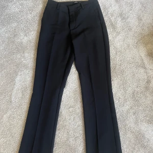 Svart kostymbyxa med pressveck från bikbok.  - Storlek 38. Använt ett fåtal gången. Säljer pga de är förlånga. 