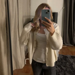 Stickad kofta - Vit stickad kofta från gina tricot, slutsåld på hemsidan. Helt ny med lappar,nypris 399kr. Glömde lämna tillbaka i tid och har inte kommit till användning💗