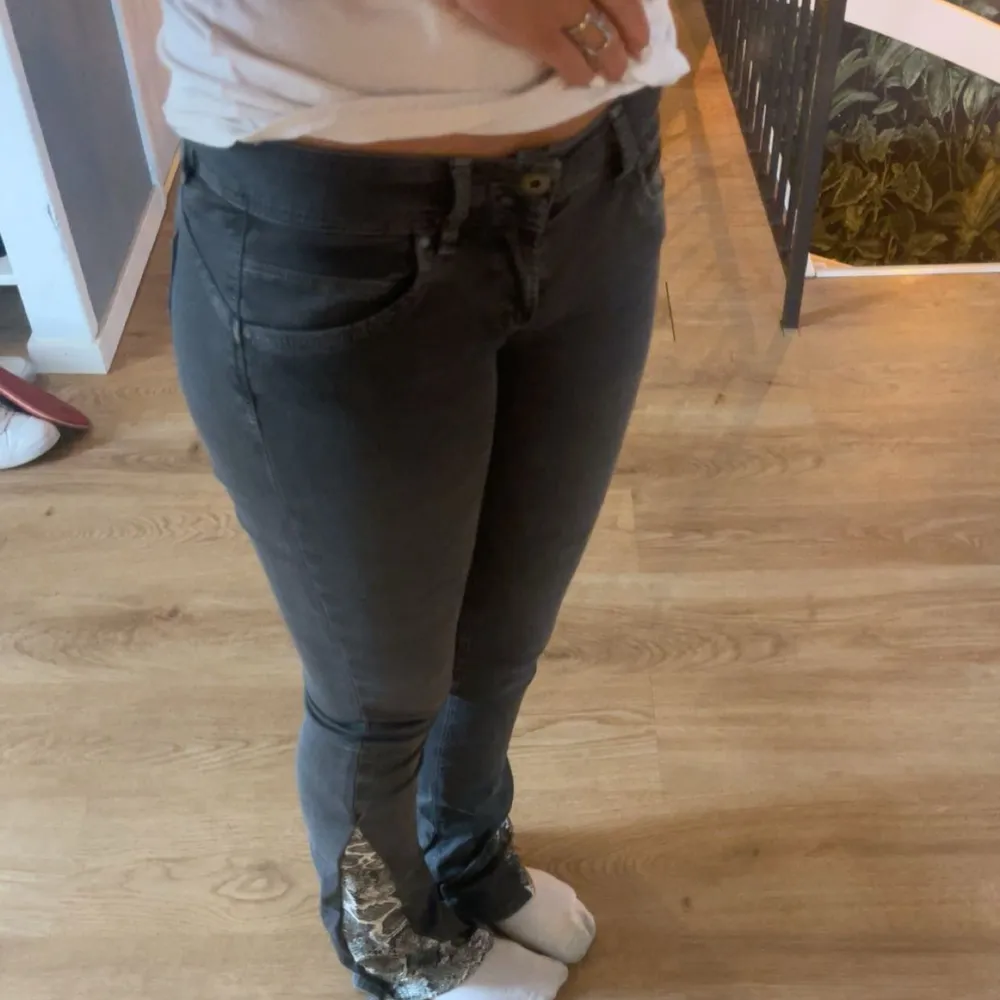 Säljer dessa super snygga lågmidjade bootcut jeansen ifrån Pepejeans skriv gärna om ni är intresserade eller undrar något 💕. Jeans & Byxor.