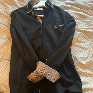 Burberry skjorta - Säljer denna feta burberry skjortan få den är alldeles för liten för mig. Den är i storlek 164 men skulle gissa på att den passar xs/s.