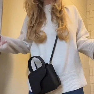 As snygg stickad tröja från strandivarus använd 3-4 gånger Max  - Skit mysig nu till hösten, använd fåtal gånger och nice med lite oversize modell. Tröjan inte längre att köpa på Zalando organisk pris runt 400