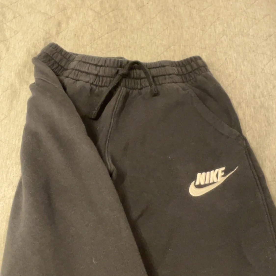 Svarta nike byxor  - 90