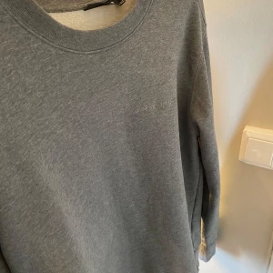 J.lindeberg tröja - Säljer nu min fina j Lindeberg sweatshirt i mycket bra skick.
