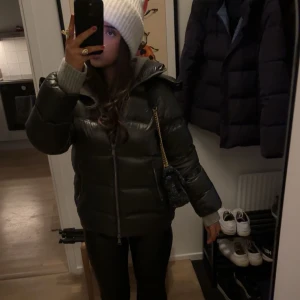 Intressekoll Massimo Dutti jacka! 🙌 - intressekoll på min skitsnygga Massimo Dutti jacka i XS. Jag köpte den i vintras och har använt den varsamt. Den är slutsåld på deras hemsida, där den orginal kostar runt 2000, och jag kan tänka mig att sälja den för ca 1800 pga efterfrågan ! ❤️🙌