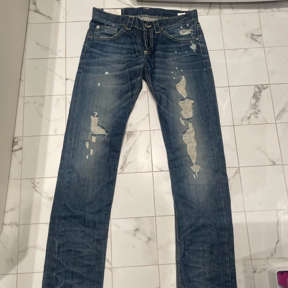 HELT NYA! Ett par galna limited edition Dondup jeans. Modellen heter music, slimfit.  inte ens tvättade eller använda. Pris kan sänkas vid snabb affär. Jeans & Byxor.