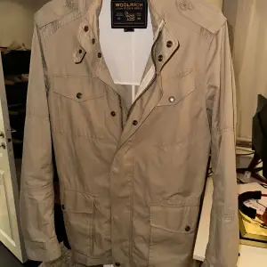 Säljer en svinsnygg beige jacka från Woolrich i storlek LARGE, Nypris 4500 kr. har använt den kanske 10 gånger men behöver sälja den då jag behöver pengar. Modell 186