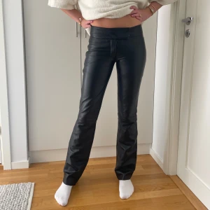 Ricano läder byxor - Läderbyxor från RICANO. Bootcutmodell och lågmidjade. Mycket bra skick och 100% läder. Köpta på Vestaire Collective och nypris är 3500kr. Storlek S. Skriv föer mer info eller bilder!