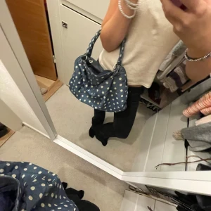 Väska - Superfin prickig handväska.💙