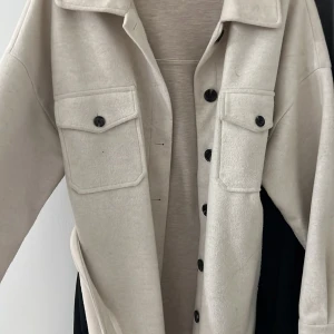 Jacka- nelly - Denna kappa är otroligt fin till hösten, den är använd ett par gånger men kommer aldrig till användning längre då jag använder annat. Otroligt snygg till hösten/början av vintern