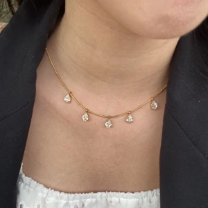 Caroline Svedbom halsband - Funderar på att eventuellt sälja mitt Estelle necklace fr Carolinesvedbom i crystal färgen. Nypris 995kr. Använt 3 gånger, inga slitage. Kund står för frakten💕