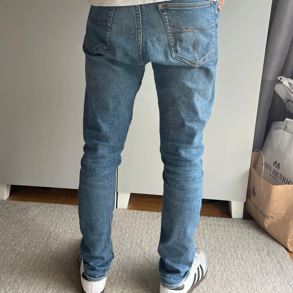 Ett par Tiger of Sweden jeans i ganska bra skick. Sömmen på baksidan har lossnat lite, där av priset! Nypris 1600kr, mitt pris 149kr! Hör av dig vid minsta fråga! //JeansLabbet. Jeans & Byxor.