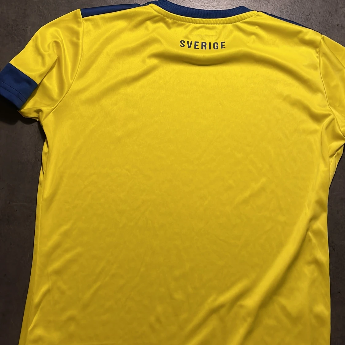 Gul fotbollströja från Intersport - 90