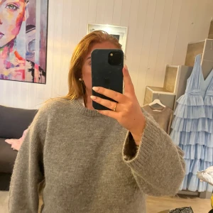 Gina Tricot stickad  - Stickad tröja från Gina, använd 2 gånger. Säljer då jag inte gillar passformen på mig💕