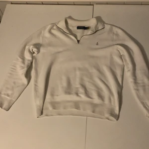 Vit Ralph Lauren halv zip - Stilren Ralph Lauren halv zip som jag tyvärr måste sälja då jag har växt ur den Storlek medium, skön passform Snygg vit halvzip  Fint skick  Vid snabb affär så är pris inte hugget i sten