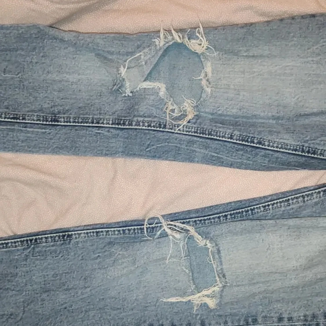 Skinnya jeans med slitage - 90