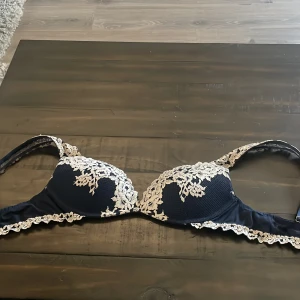 Intimissimi push up bh  - Nu säljer jag min intimissimi push up bh som jag bara använt två gånger då den är för liten för mig så de är i väldigt bra skick den är i storlek 70 b och ny pris är 499 💕✨
