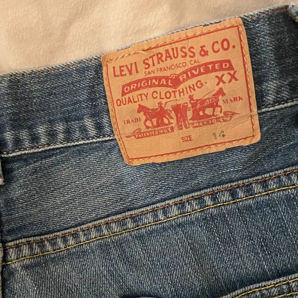 SÅ SNYGGA LÅG MIDJADE JEANS FRÅN LEVI’s!! Säljer vidare då de var för små för mig. De sitter perfekt i längden (jag är 162 cm) men var lite för små runt midjan/höften (min vidaste omkrets vid höftbenen är 96 cm) annars så snygga, perfekt till hösten.. Jeans & Byxor.