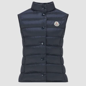 Mörkblå dunväst från Moncler - Säljer en snygg och stilren mörkblå dunväst från Moncler. Strl 12 passar mig som är en xs utan problem 🤍 Nypris 3920:-  har fler äktahetsbevis, kom privat🫶🏼