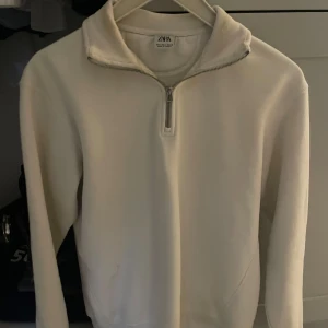 Zara Zip Tröja - Vit half-zip från Zara med ett skönt material. Produkten är knappt använd och tillkommer i ett nästintill nytt skick.
