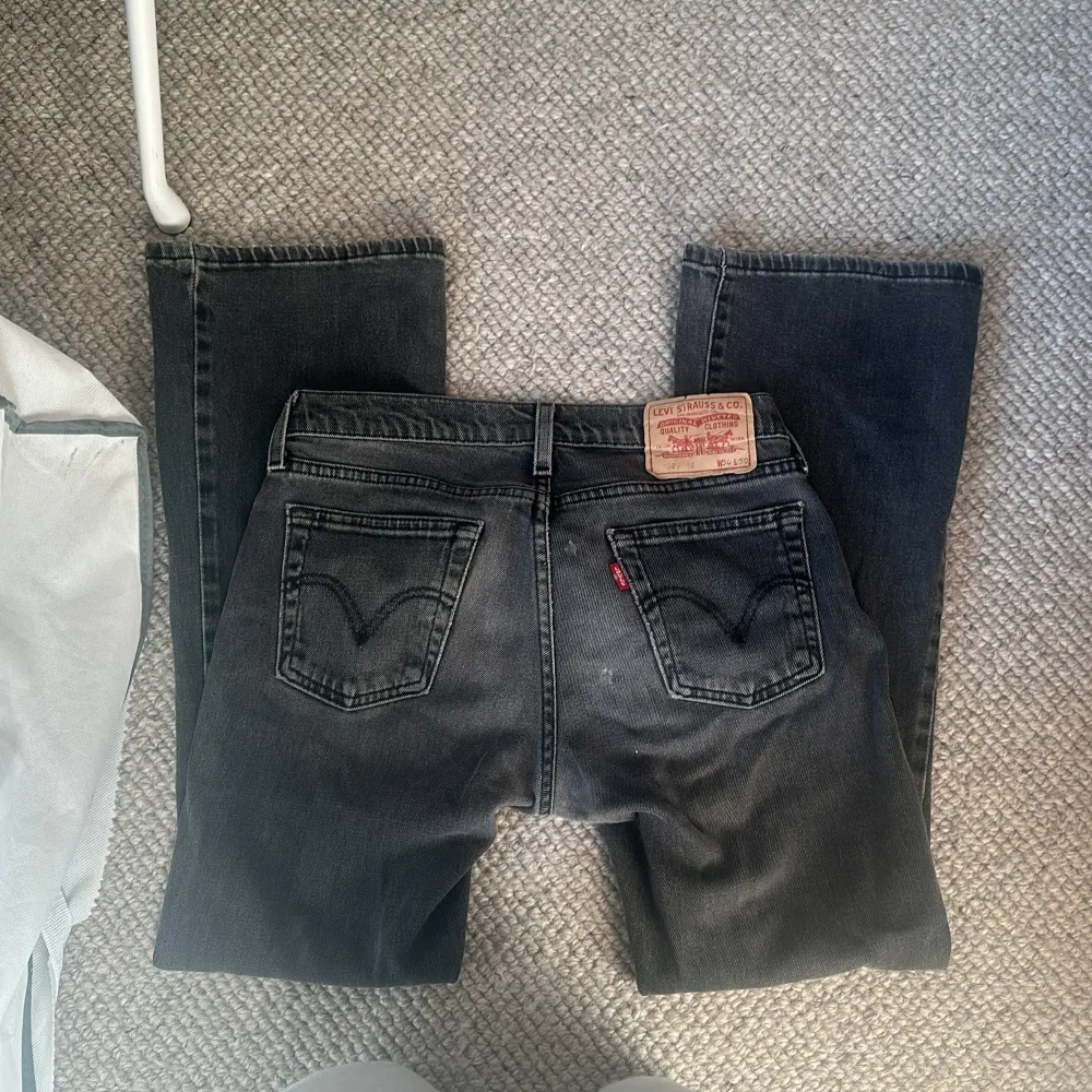 Jättesnygga grå  lågmidjade flare jeans från Levis! Storlek W30 L30, har lite defekter men inga stora därav priset lite lägre! . Jeans & Byxor.