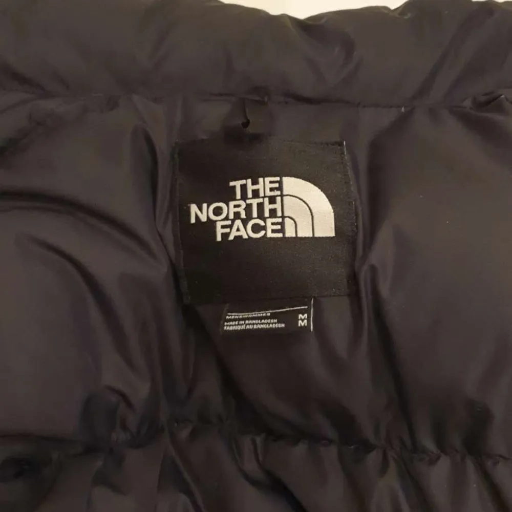 Säljer en svart dunjacka från The North Face i storlek M. Jackan är perfekt för kalla vinterdagar med sin pufferstil och långa ärmar. Den har en dragkedja framtill och är i nyskick. Supervarm och skön att ha på sig! . Jackor.