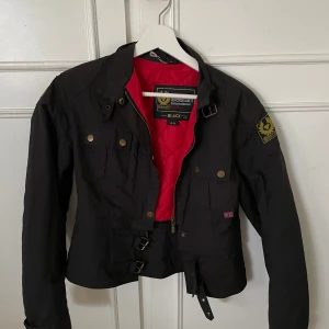 Belstaff jacka  - Superfin jacka från Belstaff. Fint skick och inte supermycket använd. Går att knäppa av nedre delen på jackan om man skulle vilja ha den kortare genom en dragkedja. Passar mig som har stl S i jackor🌟