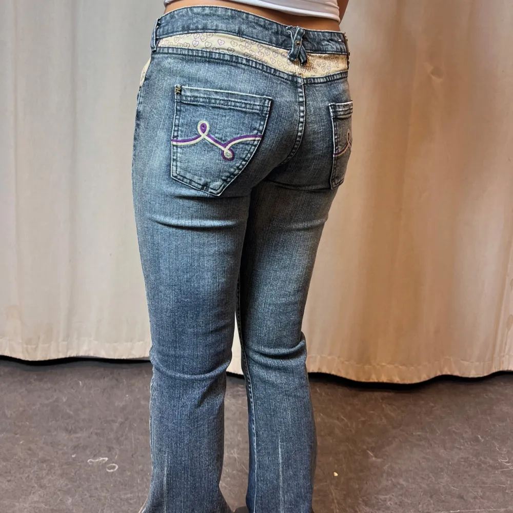 Blåa unika lågmidjade bootcut jeans!!✨ Innerbenslängd: 80cm Midja: 31x2 Modellen är 163 cm lång . Jeans & Byxor.