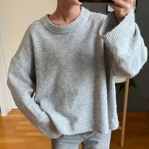 Grå stickad tröja - Grå stickad tröja från ginatricot i storlek M, långa ärmar och helt perfekt! Jag är 165 🤗