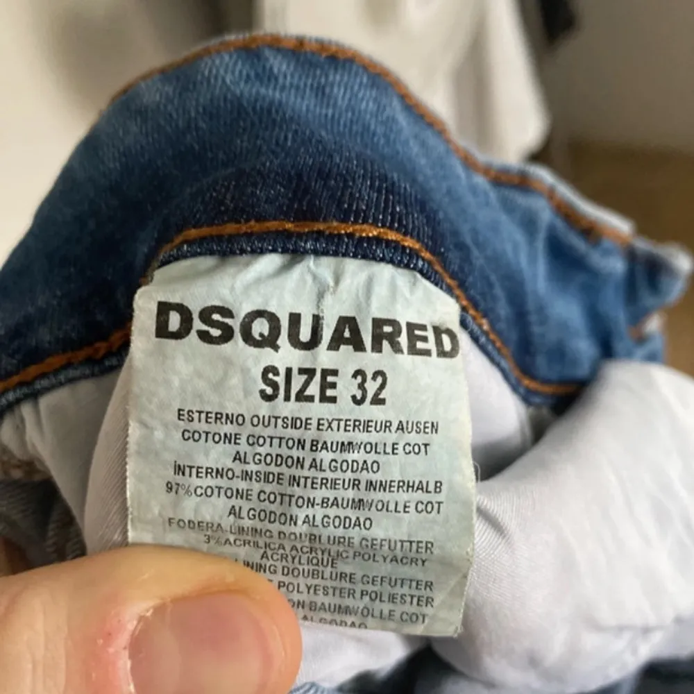 Säljer ett par snygga blå jeans från Dsquared2. De har en klassisk femficksdesign och en cool, sliten look. Perfekta för både vardag och fest! 🕺. Jeans & Byxor.