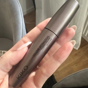 Volume Attraction Mascara från KIKO Milano - Säljer en KIKO Milano Volume Attraction Mascara i en elegant brun förpackning. Denna mascara ger dina fransar en fantastisk volym och definition. Perfekt för en dramatisk look som håller hela dagen. Lätt att applicera och kladdar inte. Perfekt för både vardag och fest!