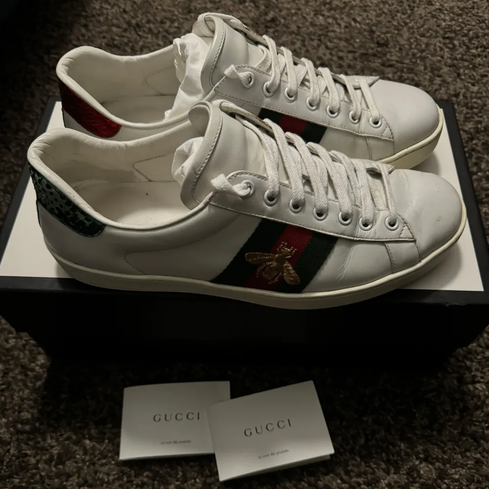 Gucci Ace i storlek 8/42. Passar större. Väldigt fint skick med box etc. Nypris idag 8850kr. Kengät.