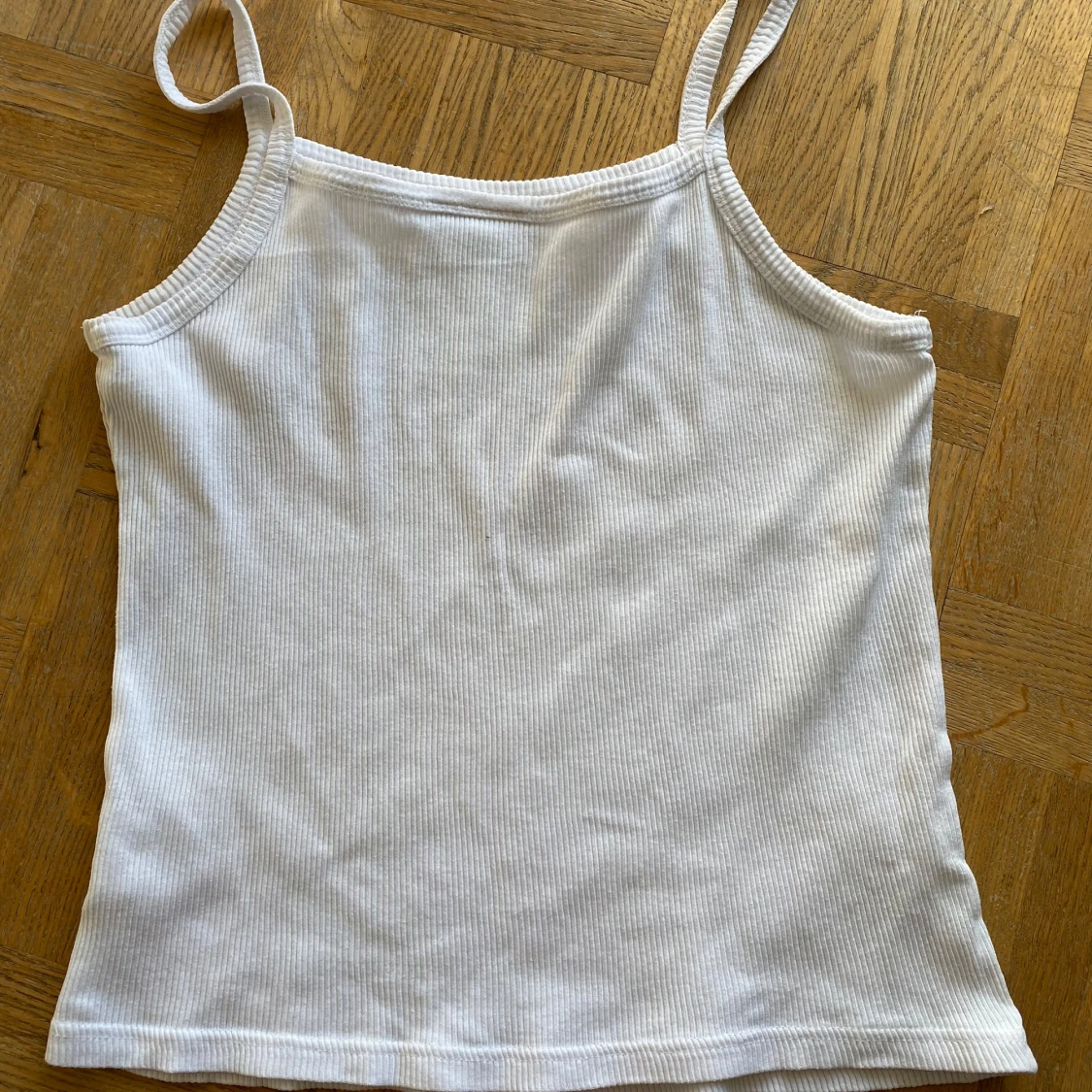 Vit ribbad linnetopp från Connect - 93